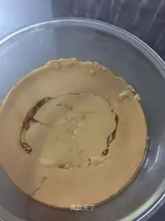 Queen's wine, gel and eggs