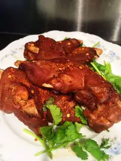 Spicy roasted pig hoof