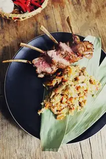 The lamb's hand grabs rice