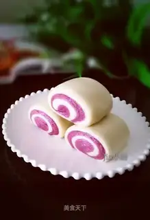 Double-coloured knife cut the buns