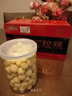 ♪ A little bun of glue ♪