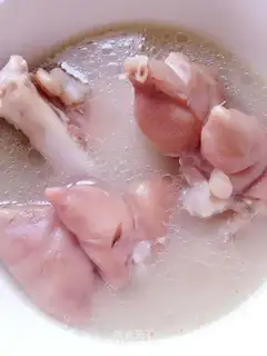 Soy peanut stew pig hoof