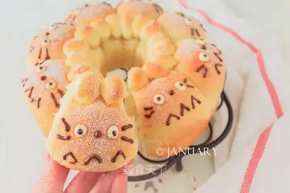 The dragon cat squeezes bread