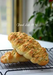 Onion pine bread