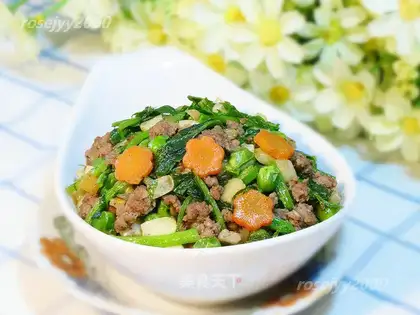 Beef and green beans in snow