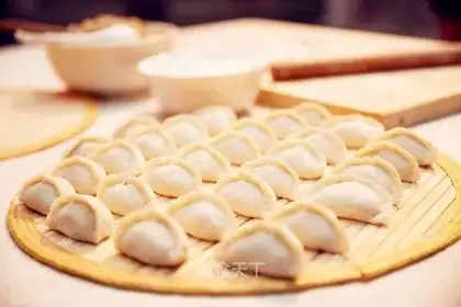 Cream eggs and shrimp dumplings