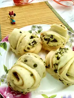 Pyramid onion rolls