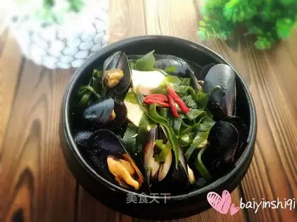Seaweed tofu soup