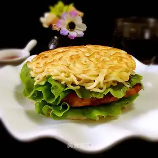 Noodle burger