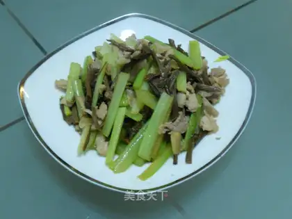 Stewed pork slices with tea tree mushroom and celery