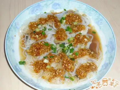 Steamed rice noodles rolled with oysters
