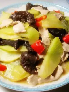 Sauteed pork slices with lettuce