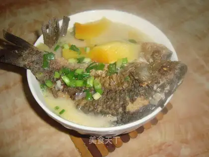 Papaya and crucian carp soup