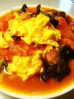 Scrambled eggs with tomato and fungus