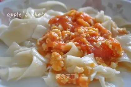 Scrambled egg with tomato and poured noodles