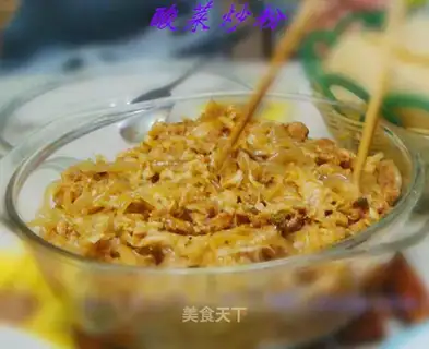 stir-fried rice noodles with pickled cabbage