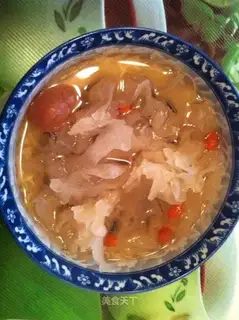 Tremella, wolfberry and longan soup
