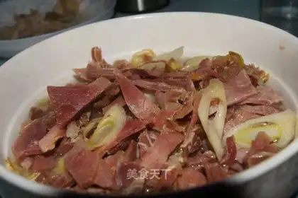 Steamed shredded ham with Chinese cabbage