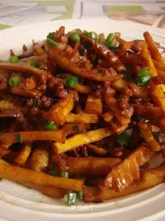 Braised spring bamboo shoots in scallion oil