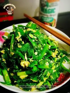 Scrambled eggs with leeks