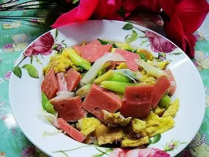 Scrambled eggs with chives and ham