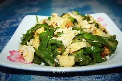 Scrambled eggs with green pepper