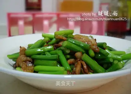 stir-fried shredded pork with garlic sprouts