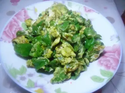 Scrambled eggs with pepper