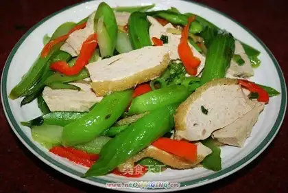 Fried pork skin with mustard