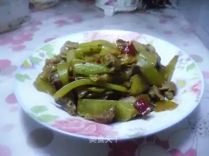 stir-fried chicken gizzards with pickled pepper and lettuce