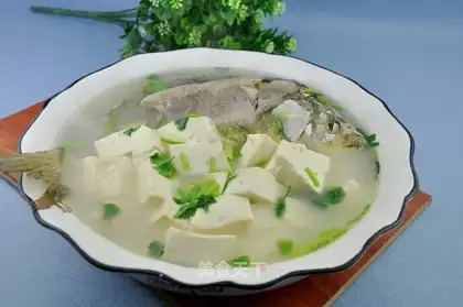 Crucian carp tofu soup