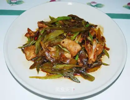 Scrambled pork slices with celery