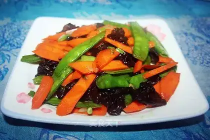 stir-fried fungus with lotus beans