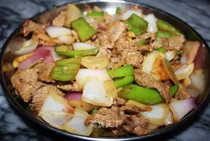 stir-fried beef with onions
