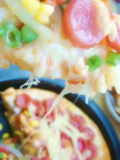 Grilled sausage pizza