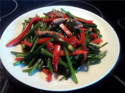 stir-fried shredded pork with leek flowers