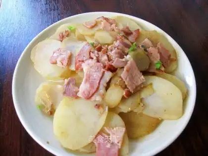 stir-fried potatoes with bacon and onions