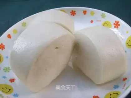 Knife cutting steamed buns