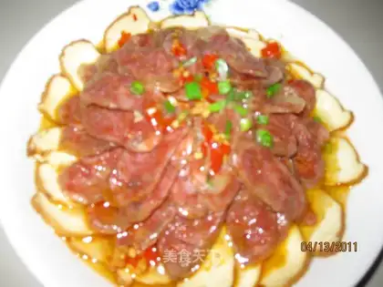 Steamed sausage with chopped pepper and dried bean curd