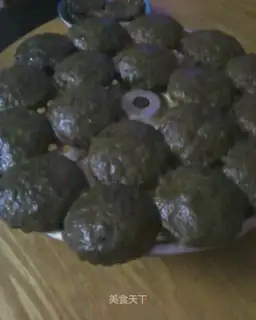 Eat rice dumplings during Qingming Festival