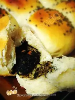Peanut steak buns with sesame sauce