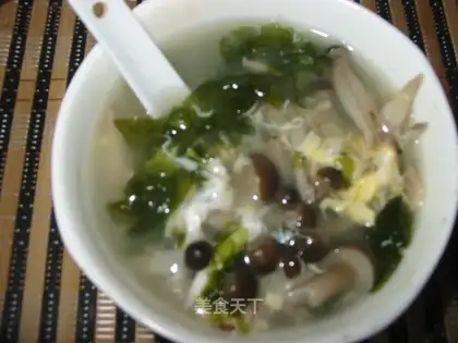 Laver, crab and mushroom soup