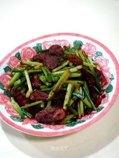 Spicy sausage stir-fried garlic sprouts