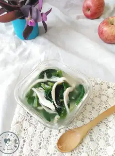 Silverfish spinach soup