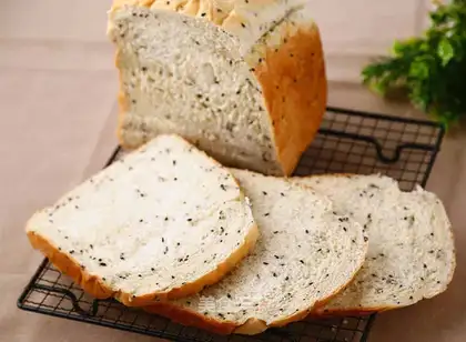 Black sesame and wind toast
