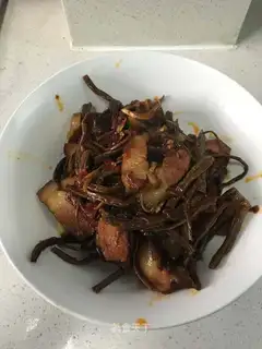 A dry pot of tea and mushrooms