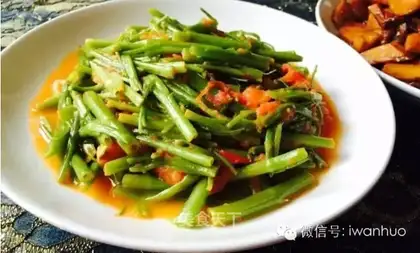 Tomato fried the cabbage