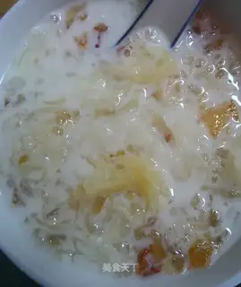 Silver-eared milk and peach cream
