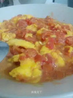 Tomato fried eggs. Tomato skates