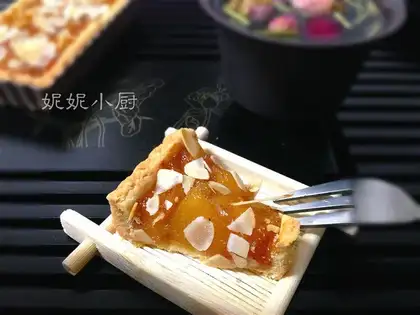 Almond caramel apple pie
